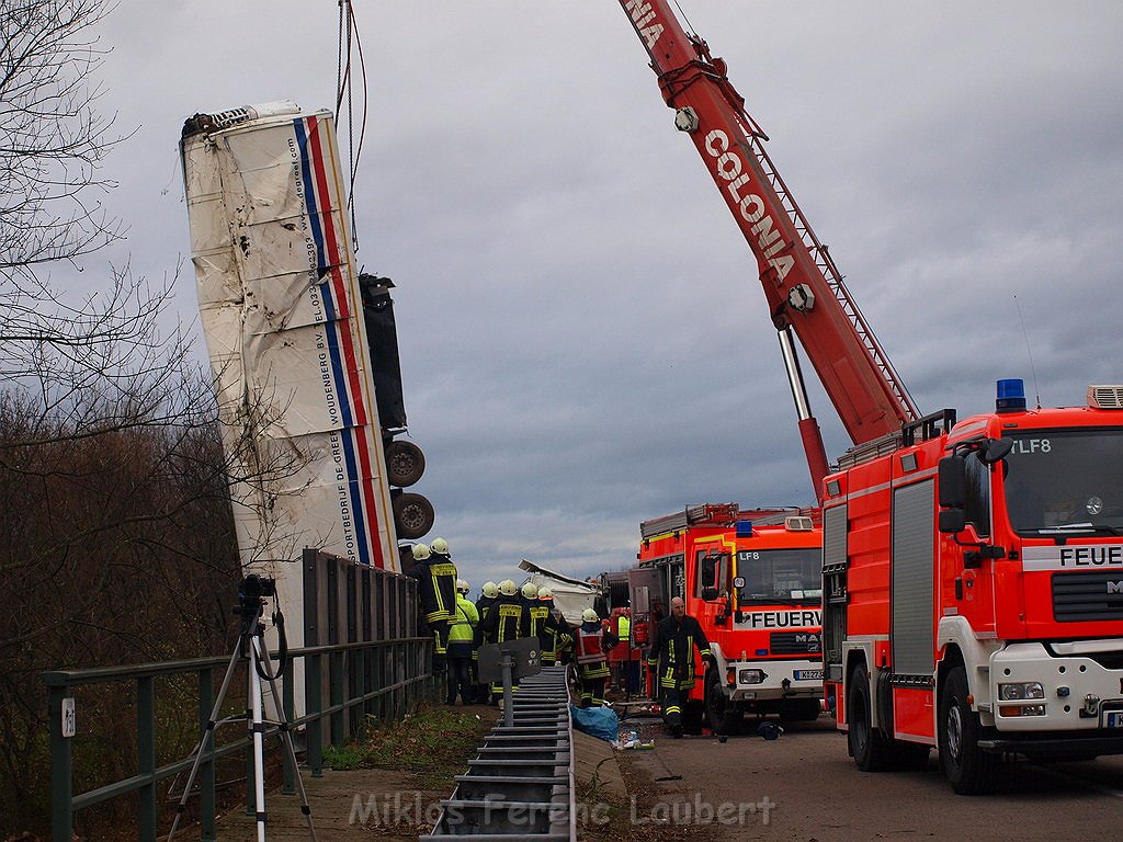 LKW stuerzt um A 3 Rich Frankfurt AK Heumar P1091.JPG